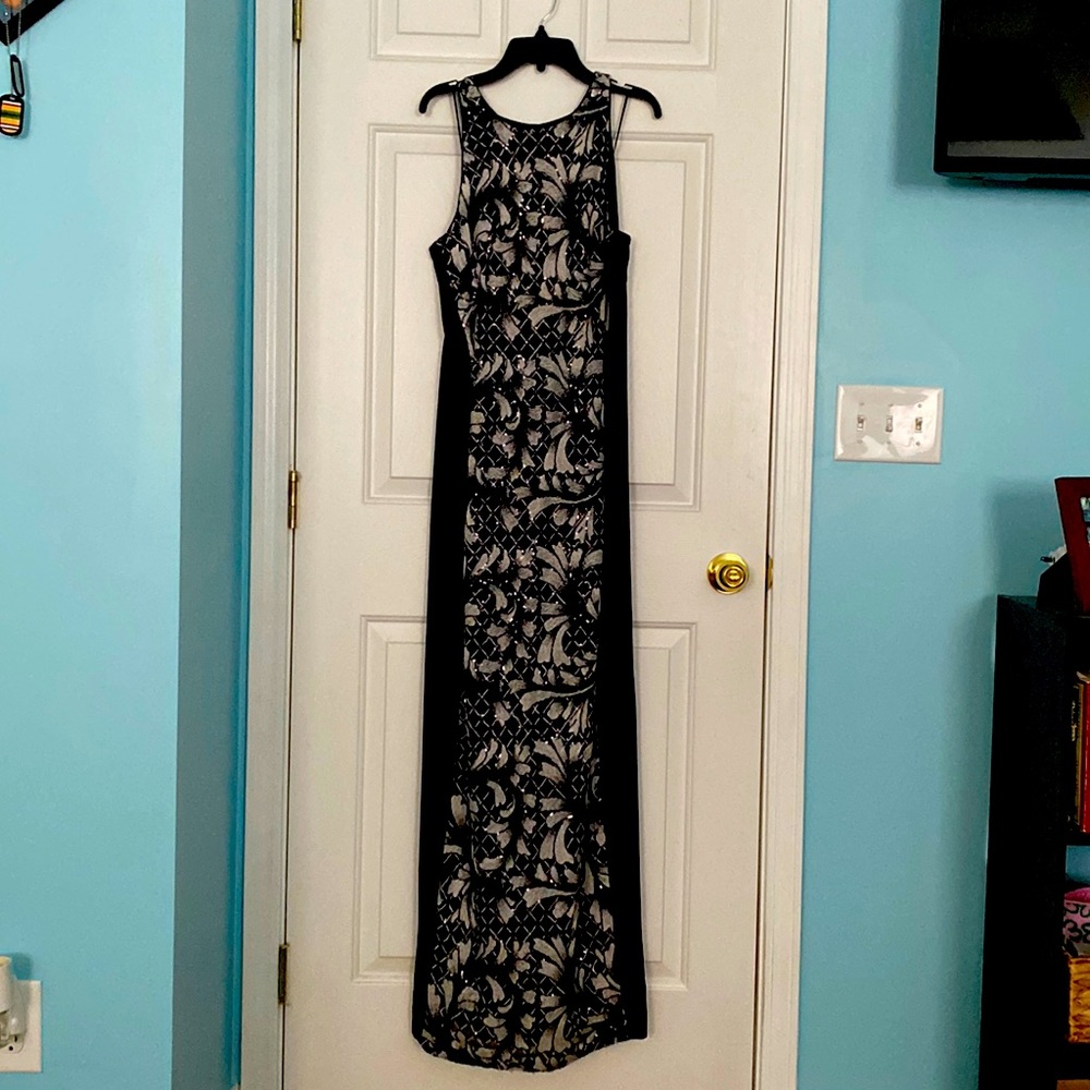 Black semi-forma gown. Size 6. NWT